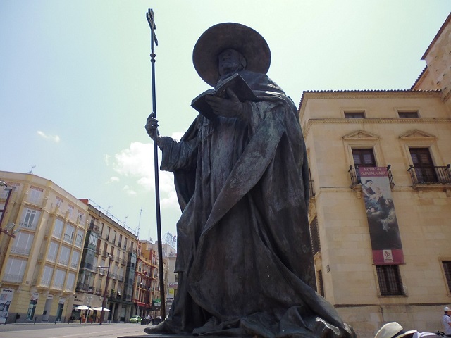 Escultura del Cardenal Mendoza - Destino y Sabor