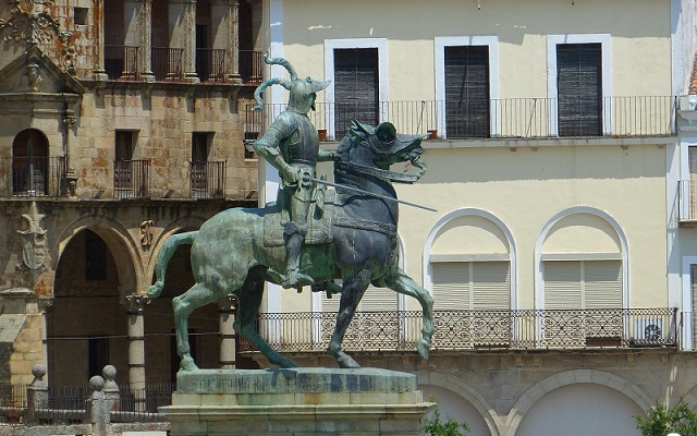 Escultura de Pizarro en la plaza mayor de Trujillo - Destino y Sabor