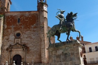 Estatua de Pizarro en Trujillo - Destino y Sabor