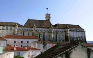 Edificio histórico de la Universidad de Coimbra, antiguo Palacio Real - Destino y Sabor