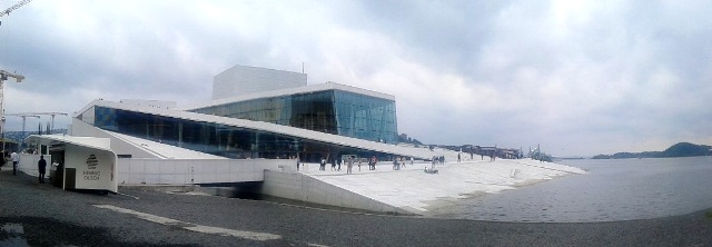 Edificio de la Ópera de Oslo que como se puede observar surge desde el mar - Destino y Sabor