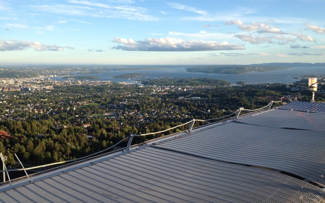 Foto desde lo más alto del trampolín de Holmenkollen. Ni que decir que es imposible hacerle justicia - Destino y Sabor