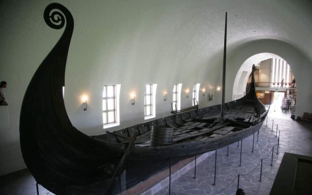 Barco vikingo en el Museo Vikingo de Oslo - Imagen de VisitNorway