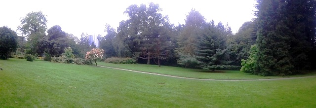 Vistas desde el monolito del parque hacia los jardines. En primer plano, grupo de esculturas - Destino y Sabor