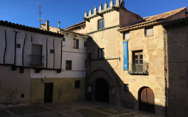 Fachada de la Casa del Doncel, actualmente edificio de la Universidad de Alcalá de Henares - Destino y Sabor