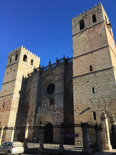 Portada con las dos torres campanario de la Catedral de Sigüenza - Destino y Sabor
