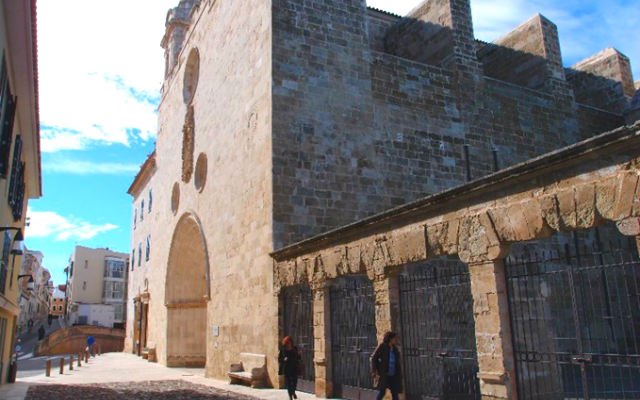 Iglesia actual sobre el antiguo monasterio franciscano en Mahón - Destino y Sabor
