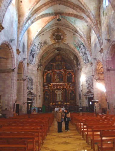 Interior de la iglesia del antiguo monasterio franciscano en Mahón - Destino y Sabor