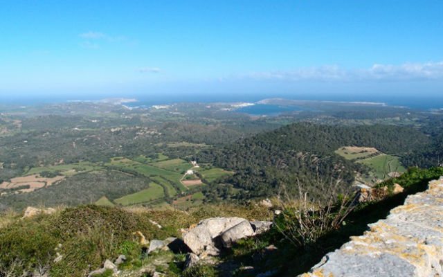 Vistas desde los alto de Monto Toro, casi se puede ver toda la costa de la isla - Destino y Sabor