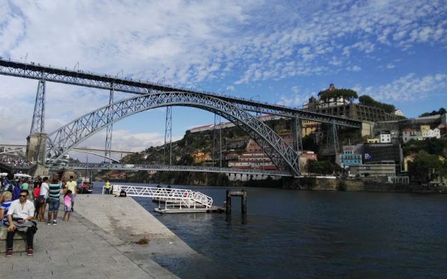 Paseo de la Ribeira do Douro con el Puente de D. Luis al fondo - Destino y Sabor
