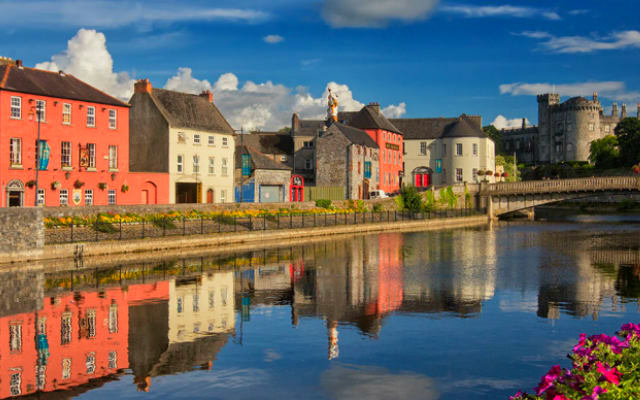 Río de Kilkenny, con sus casitas y al fondo su castillo - Imagen de Kilkenny City