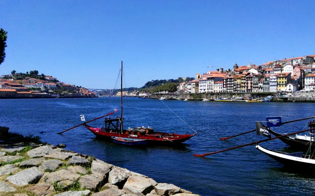 Río Duero a su paso por Oporto, con sus tradicionales barcas que transportaban el vino - Destino y Sabor