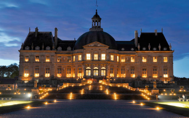 Noche iluminadas a la luz de las velas en el Palacio Vaux-le-Vicomte - Destino y Sabor