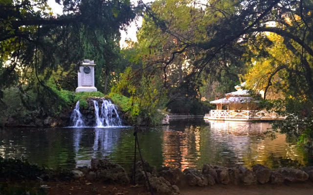Lago con el monumento al Duque de Osuna y el embarcadero Casa de las Cañas - Destino y Sabor