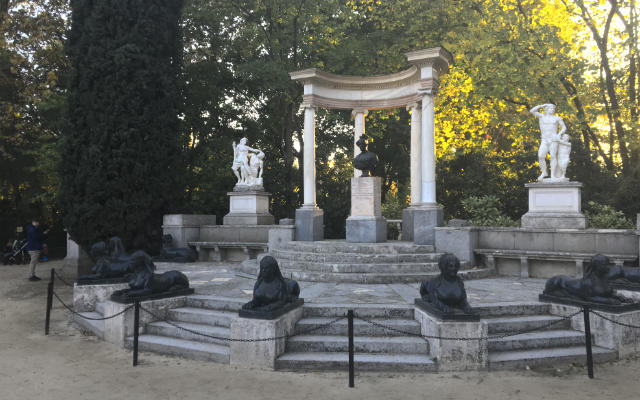 Exedra en la plaza de los emperadores - Destino y Sabor