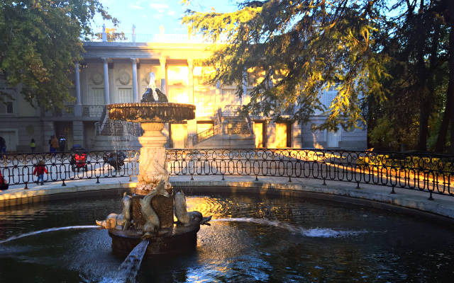 Palacete del Parque del Capricho y la Fuente de los delfines - Destino y Sabor