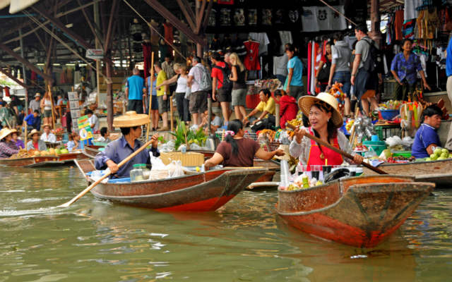 Mercado flotante en los canales de Bangkok - Imagen de Denis Javis