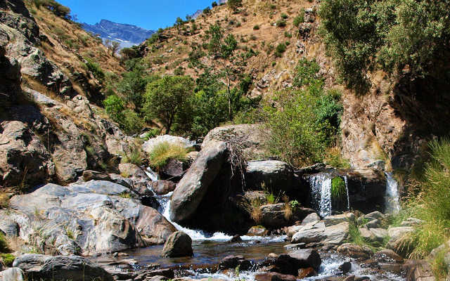 Sendero junto al cauce del río Guarnón, en la subida al Vereda Estrella - Imagen de Caminado por Sierras