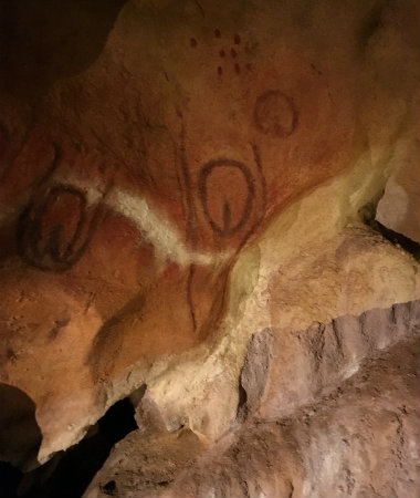 Replica de los grabados de vulvas en la Cueva de Tito Bustillo - Destino y Sabor