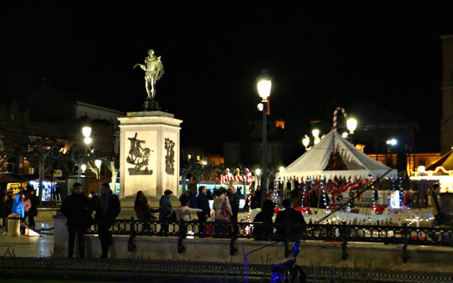 Plaza de Cervantes convertida en un Mercado Navideño - Destino y Sabor