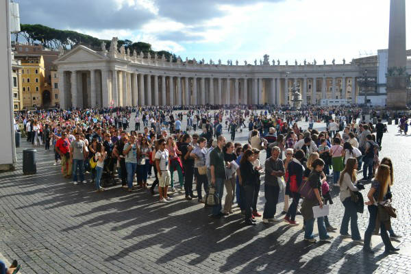 Colas para una visita al Vaticano
