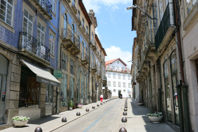 Calles en cuestas típicamente portuguesas - Destino y Sabor