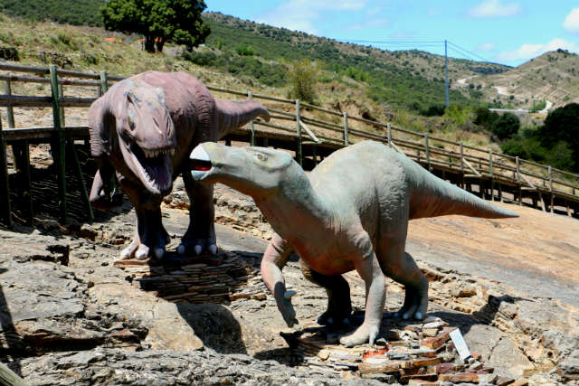 maquetas de dinosaurios junto al Barranco Perdido