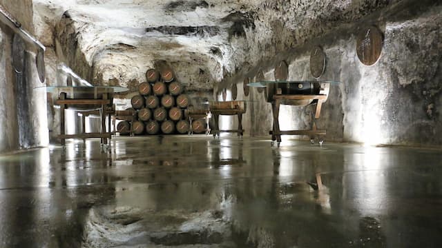 Cueva de crianza de las Bodegas Navarro López - Destino y Sabor