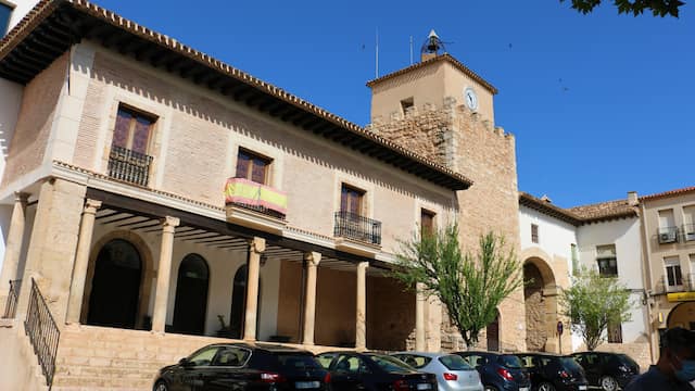 Ayuntamiento de Iniesta junto a la torre del Arco - Destino y Sabor