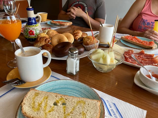 Desayuno mediterráneo en el Hostal los Girasoles - Destino y Sabor