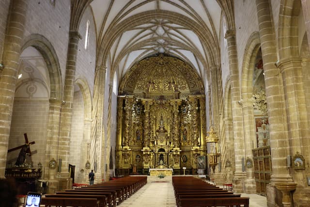 Interior de la Iglesia de Santa María de Villanueva de la Jara - Destino y Sabor