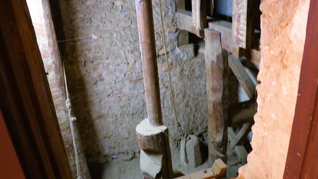Mecanismos interiores para subir y bajar la custodia de Villanueva de la Jara - Destino y Sabor