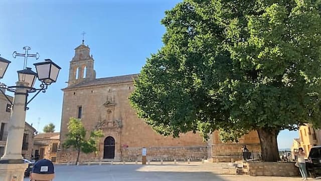 Plaza Mayor de Alarcón e Iglesia de San Juan Evangelista - Destino y Sabor