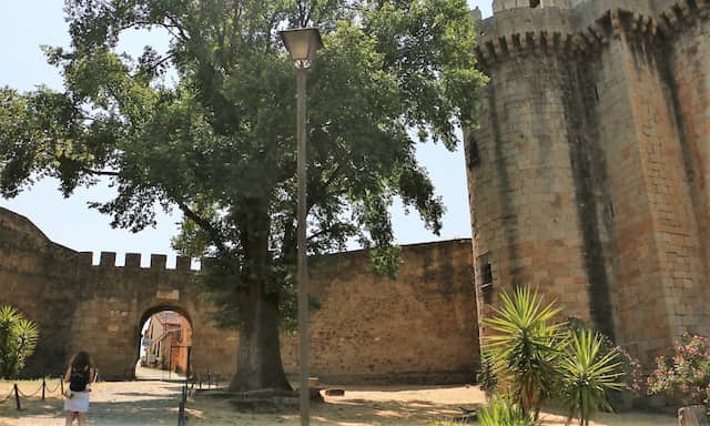 Puerta norte y murallas junto al castillo de Granadilla - Destino y Sabor