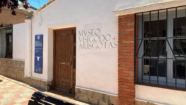 Edificio del Museo de arte visigodo en Arisgotas - Destino y Sabor