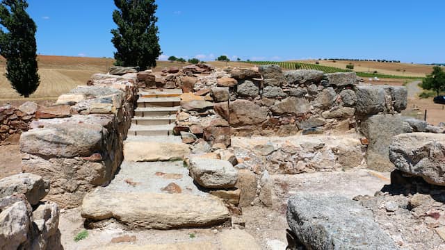 Ruinas consolidadas del complejo visigodo de Los Hitos - Destino y Sabor