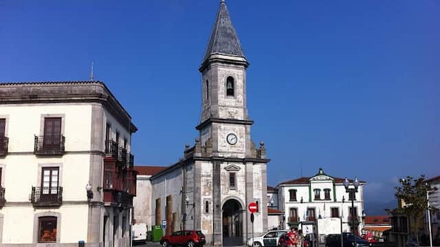 Iglesia de Santa María en la plaza del Ayuntamiento de Muros - Imagen de Alan Lorenzo