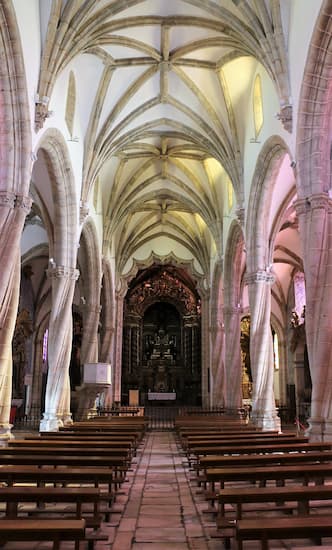 Interior de la Iglesia de Santa María Magdalena - Destino y Sabor