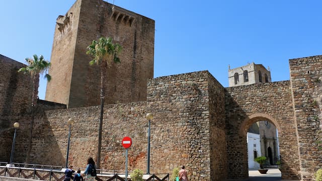 Lienzos de la muralla junto al alcázar de Olivenza - Destino y Sabor