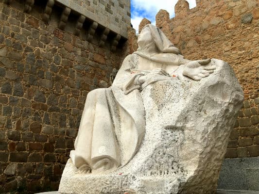 Escultura de Santa Teresa de Jesús al pie de las murallas de Ávila – Destino Castilla y León