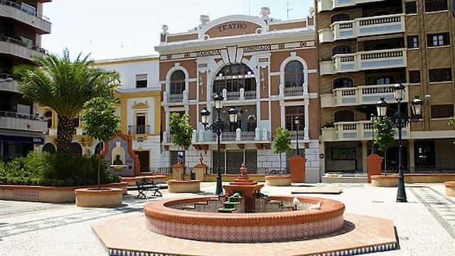 Teatro Carolina Coronado en la Plaza de Espronceda - Imagen de cc Wikipedia