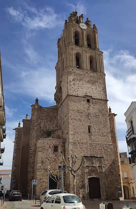 Torre y portada de la Iglesia de Nuestra Señora de la Purificación - Destino y Sabor