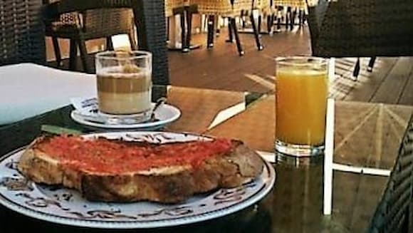 Desayuno en la terraza del Hotel Villa de Ferias - Destino y Sabor