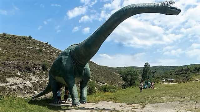 Modelo de gran dinosaurio herbívoro cerca de Enciso - Destino y Sabor