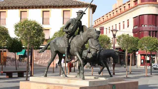 Esculturas de Don Quijote y Sancho Panza en Alcázar de San Juan - Imagen cc Wikipedia