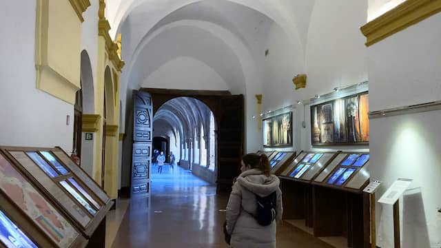 Entrada al Claustro viejo del monasterio - Destino y Sabor