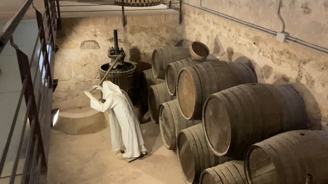 Representación de monjes elaborando vino en el Museo del Vino - Destino y Sabor