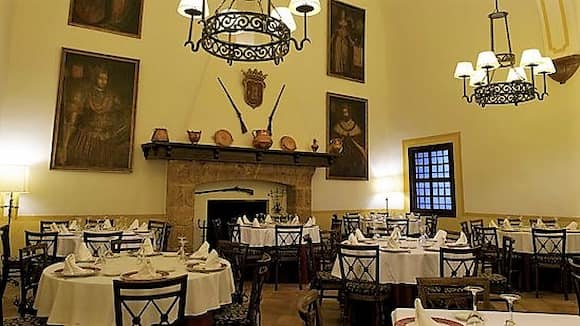 Comedor del restaurante Reyes de Aragón en el Monasterio de Piedra - Imagen del hotel