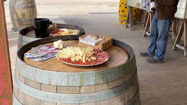 Degustación y cata de los vinos de Bodega Las Moradas con picoteo - Destino y Sabor