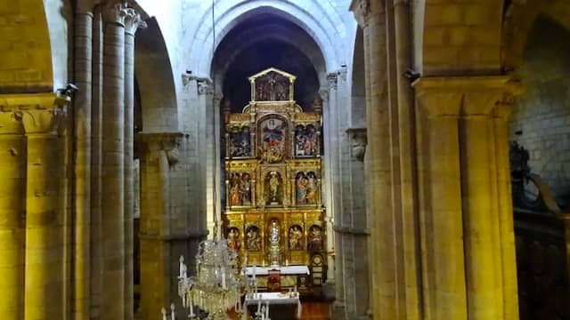 Interior de la Iglesia de Santa María la Mayor de Sangüesa - Imagen de micamara.es